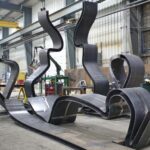 Sculpture de lapin en acier fabriquée sur mesure en construction chez Kubes Steel