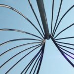 La instalación de arte público "Rafaga Unleashed" en el parque Pier 8 Waterfront en Hamilton, Ontario, Canadá, con secciones de acero inoxidable fabricadas a medida para la parte "vela" de Kubes Steel