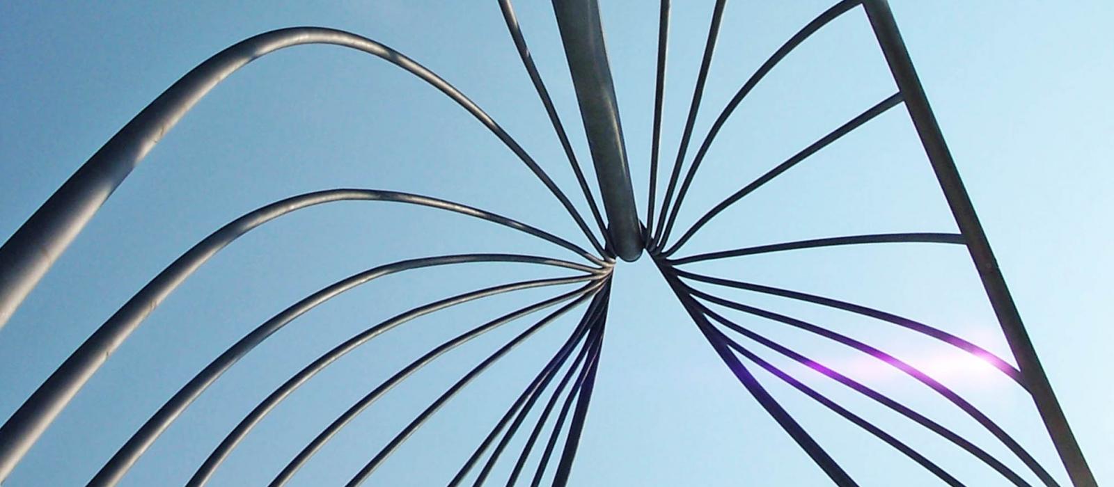 La instalación de arte público "Rafaga Unleashed" en el parque Pier 8 Waterfront en Hamilton, Ontario, Canadá, con secciones de acero inoxidable fabricadas a medida para la parte "vela" de Kubes Steel