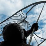L'installation d'art public "Rafaga Unleashed" au Pier 8 Waterfront Park à Hamilton, Ontario, Canada avec des sections en acier inoxydable fabriquées sur mesure pour la partie "Voile" par Kubes Steel