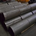 Pilas de cilindros de acero fabricados a medida en construcción en Kubes Steel