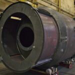 Un tambour de processus de calcination de chaux fabriqué sur mesure en construction dans un atelier d'acier Kubes