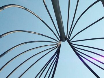 La instalación de arte público "Rafaga Unleashed" en el parque Pier 8 Waterfront en Hamilton, Ontario, Canadá, con secciones de acero inoxidable fabricadas a medida para la parte "vela" de Kubes Steel