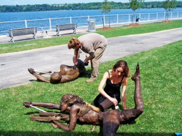 Dam De Nogales And Partner met la touche finale aux sculptures en bronze de l'installation d'art public "Rafaga Unleashed" au Pier 8 à Hamilton, Ontario, Canada.