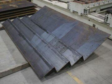 Un juego completo de peldaños de escalera fabricados a medida se encuentra en un taller de acero de Kubes