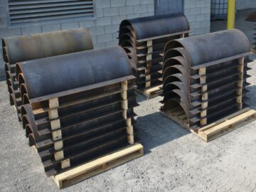 Secciones de revestimiento de tuberías subterráneas fabricadas a medida formadas a partir de láminas de acero embaladas para su envío en Kubes Steel