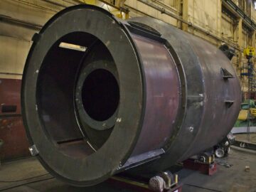Un tambor de proceso de calcinación de cal fabricado a medida en construcción en una acería de Kubes